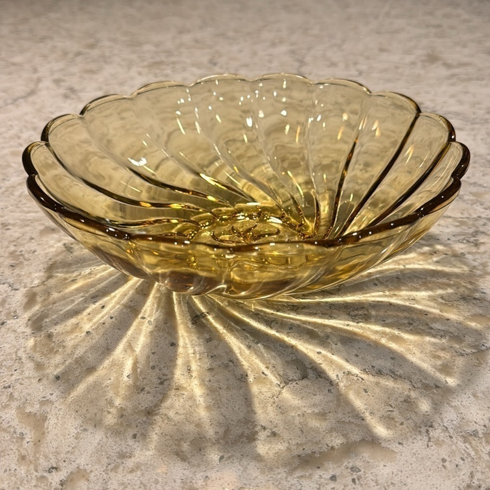 VINTAGE 70’s~HAZEL ATLAS AMBER GLASS~SERVING SALAD BOWL~CAPRI SWIRL PATTERN~G22 - Picture 4 of 9
